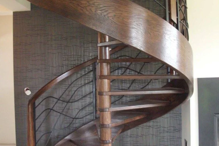 drewniane schody spiralne