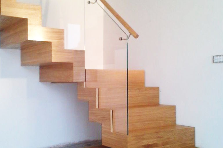 drewniane schody w rogu pokoju