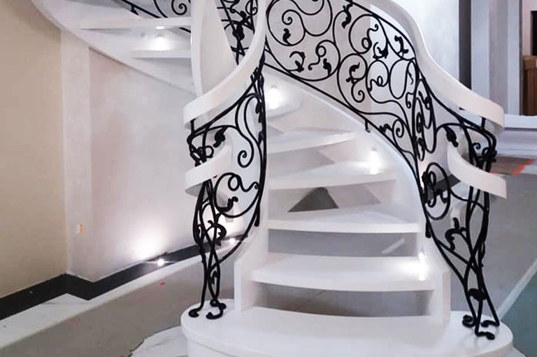 białe gięte schody